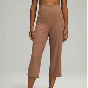 NWT Lululemon Align Wide Leg Super-High-Rise Crop *23"
Color: Cacao
Size: 2